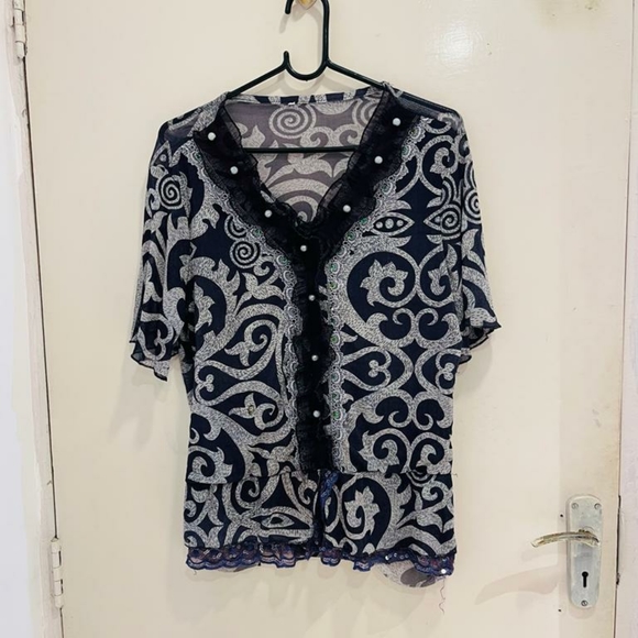 Purple lace top with pearl detailing - Picture 5 of 15